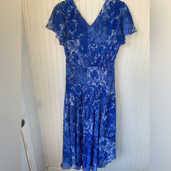 Madison Leigh (Size 16) V-neck, short sleeves, fully lined, Blue & White Paisley - Picture 3 of 5